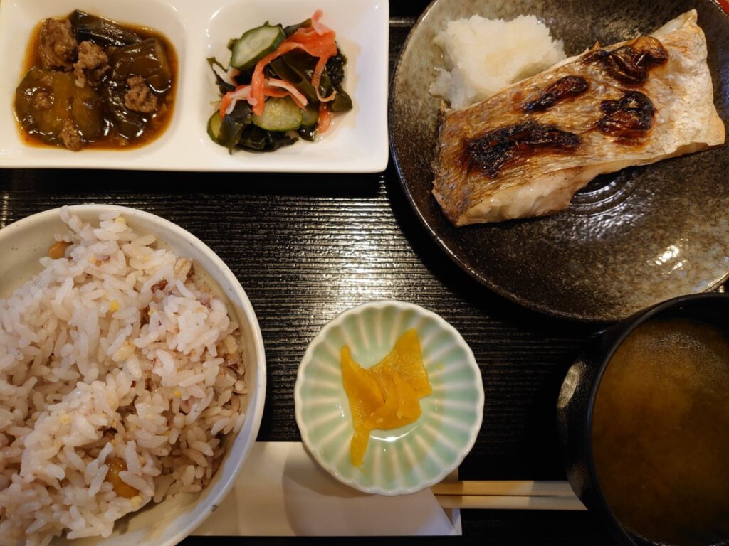 Japanese lunch set teishoku, based on the ichiju sansai pattern.